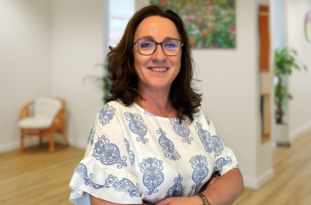 Lächelnde Frau in hellem Raum