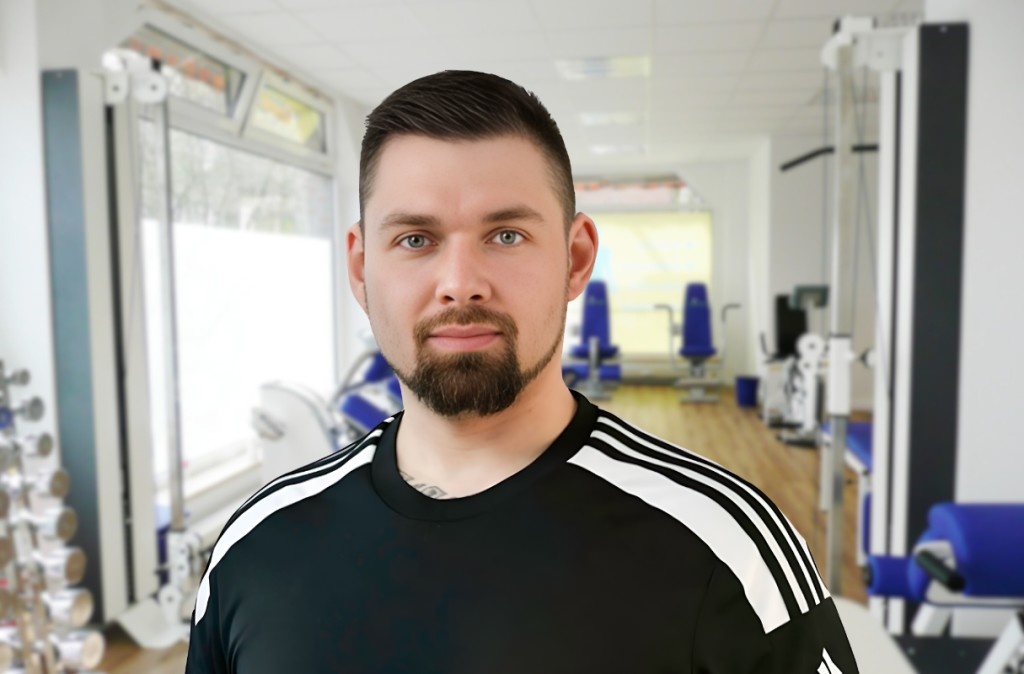 Mann in Fitnessstudio mit Bart