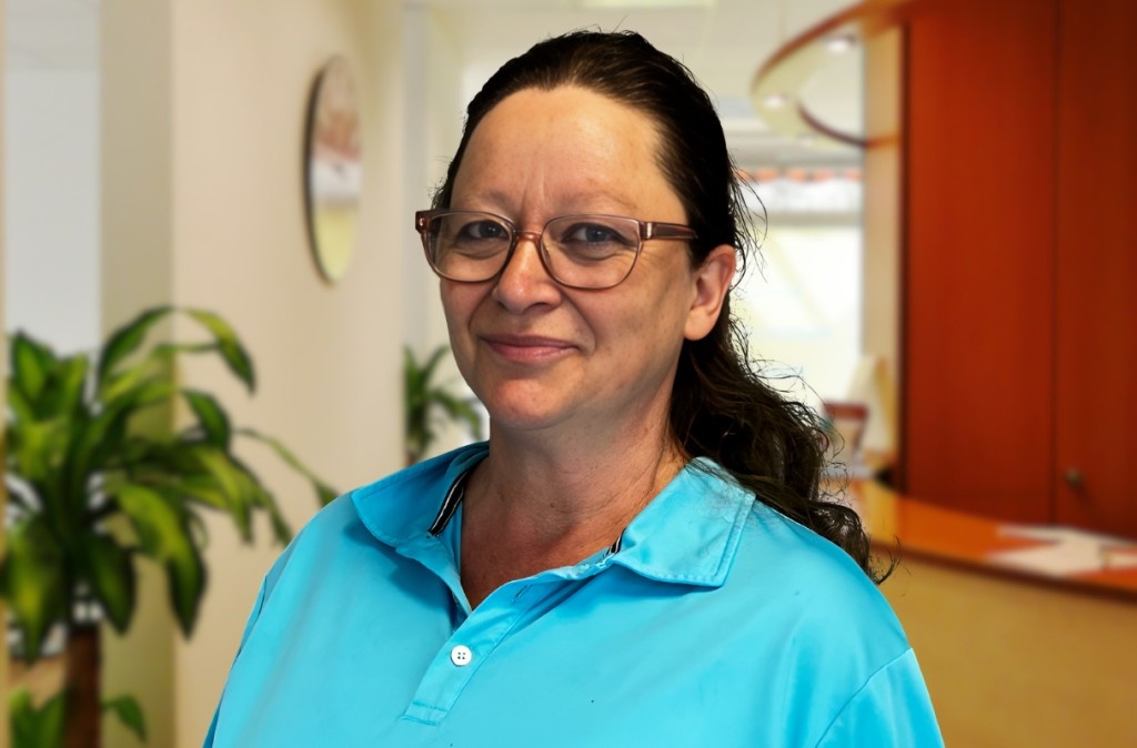 Frau mit Brille und blauem Oberteil